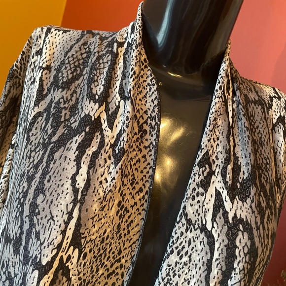 Women’s “ snakeskin”  vintage patterned long sweater ( one size ) - Picture 2 of 4